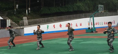 四川省華鎣職業(yè)技術(shù)學(xué)校教官軍事表演2