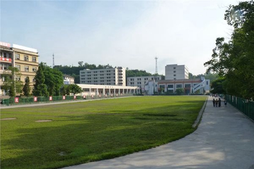 岳池縣職業(yè)技術(shù)學(xué)校運動場