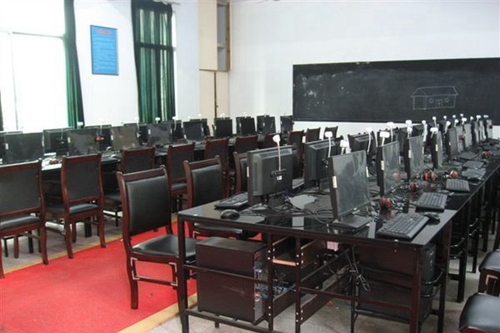 岳池縣職業(yè)技術(shù)學(xué)校計算機實訓(xùn)中心