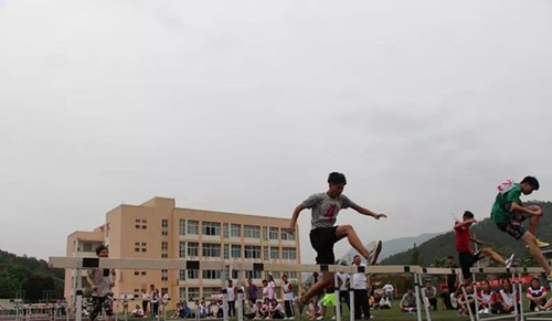 廣元市昭化區(qū)職業(yè)高級中學跨欄比賽