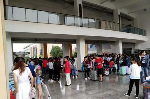 四川省青川縣職業(yè)高級中學(xué)新生報名現(xiàn)場