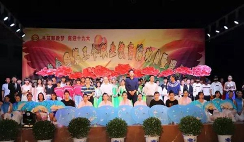 四川省廣元市朝天職業(yè)中學合影留念