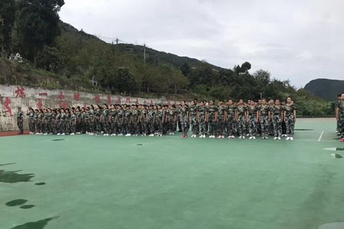 四川省廣元市朝天職業(yè)中學站軍姿