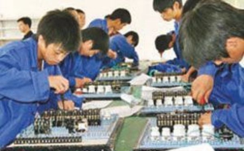 樂山商務(wù)技工學(xué)校電子電工操作