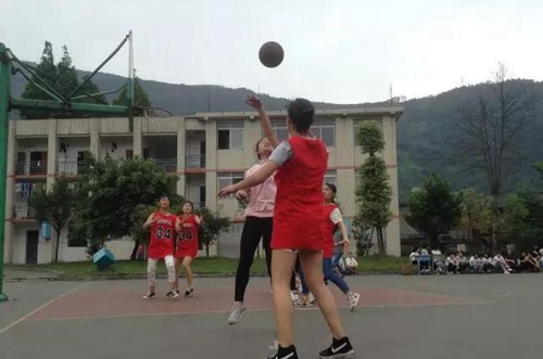 樂山市沙灣職業(yè)高級(jí)中學(xué)傳球