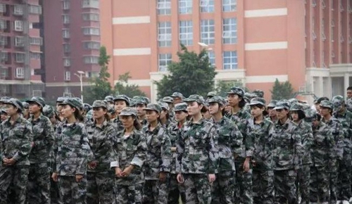 四川應(yīng)用技術(shù)職業(yè)學(xué)院新生軍訓(xùn)