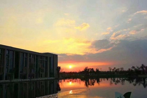 德陽城市軌道交通職業(yè)學(xué)院校園黃昏