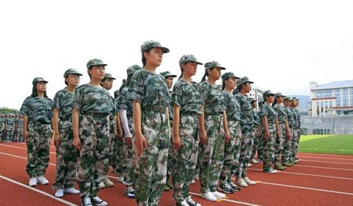 西昌民族幼兒師范高等專科學(xué)校站軍姿