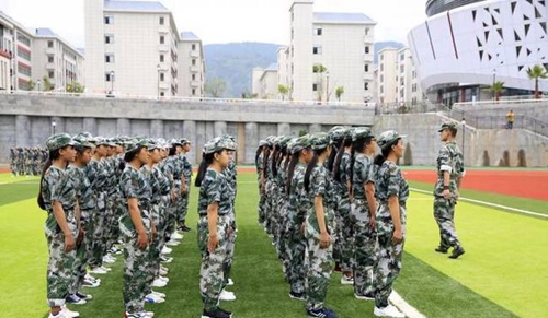 西昌民族幼兒師范高等?？茖W(xué)校站軍姿2