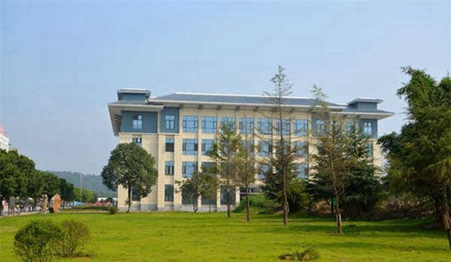 四川電子機械職業(yè)技術學院綠草茵茵