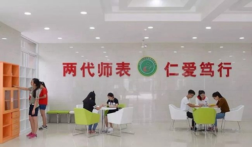 川南幼兒師范高等專科學(xué)校行走的圖書角