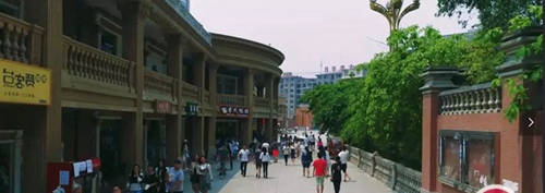 四川文軒職業(yè)學(xué)院校園步行街