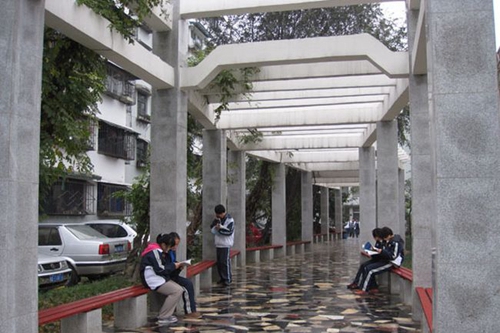 成都市鐵路中學(xué)校園長廊