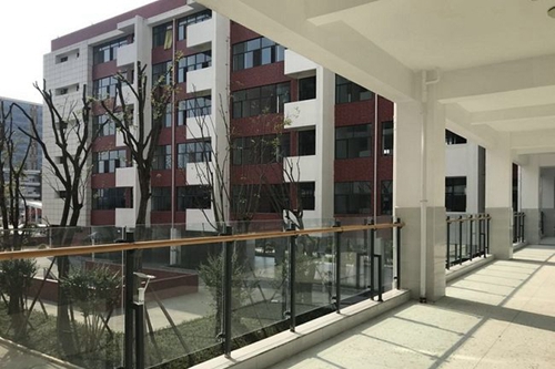 北二外成都附中校園走廊