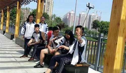 成都市三原外國(guó)語(yǔ)學(xué)校陽(yáng)光下自拍的學(xué)生們