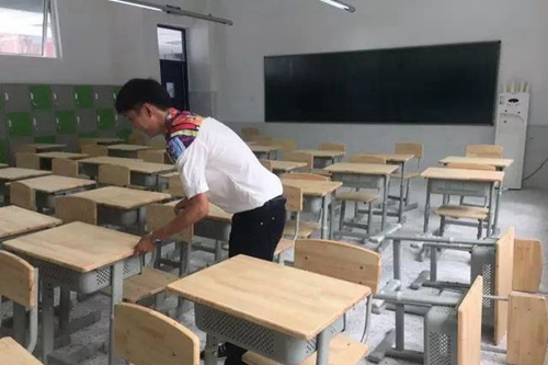 成都外國語學(xué)校高新校區(qū)打掃教室衛(wèi)生