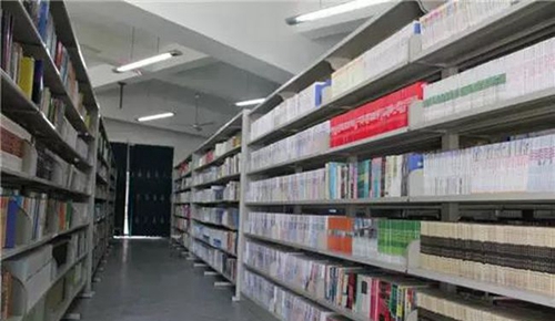 成都市籍田中學(xué)圖書閱覽室