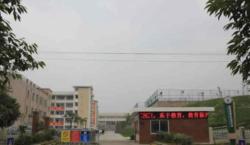 綿陽高新區(qū)實驗中學(xué)校門