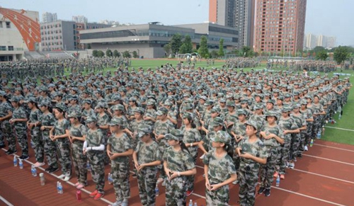 成都市實(shí)驗(yàn)外國語學(xué)校新生軍訓(xùn)5