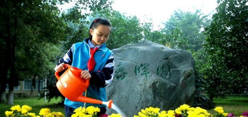 成都外國語學校澆灌花朵