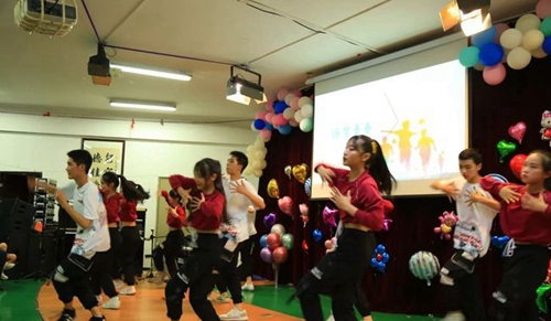 成都七中嘉祥外國語學校（成華校區(qū)）畢業(yè)表演