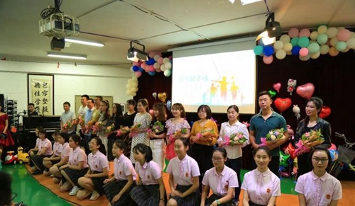 成都七中嘉祥外國語學校（成華校區(qū)）畢業(yè)合影