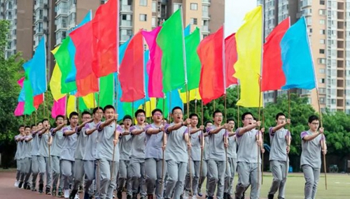 成都七中嘉祥外國語學校（成華校區(qū)）彩旗方隊