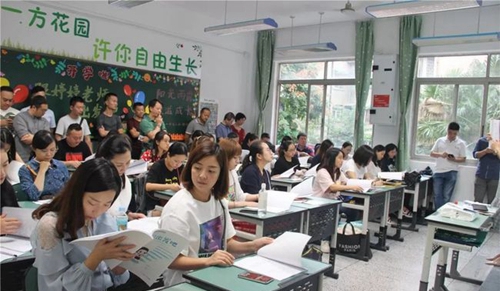 成都七中嘉祥外國語學校（成華校區(qū)）新生報到