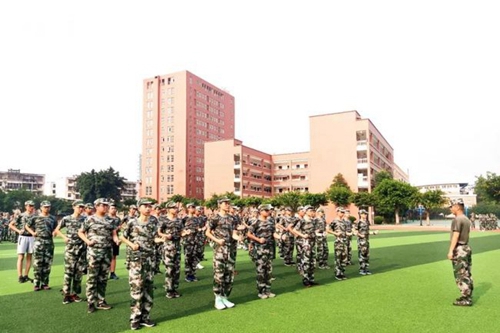 成都七中嘉祥外國語學校（成華校區(qū)）新生軍訓