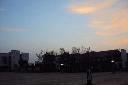 成都石室白馬中學(xué)校園晨輝