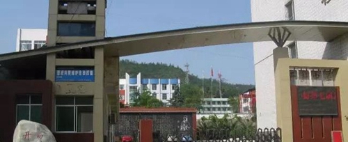  四川省劍閣縣開(kāi)封中學(xué)學(xué)校大門(mén)