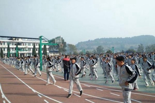 白馬中學(xué)陽(yáng)光體育座