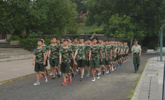 內(nèi)江市第十中學軍訓