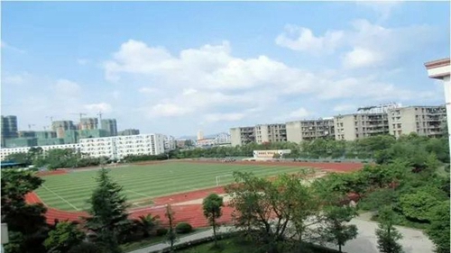 四川省成都市龍泉第二中學(xué)校園一角