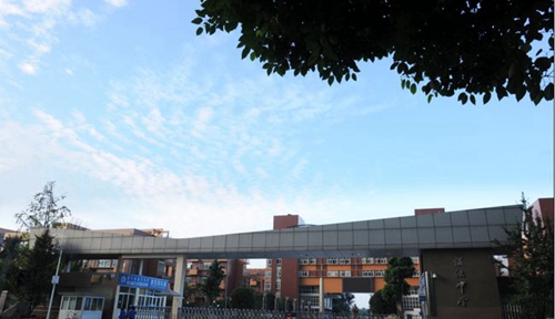 四川省溫江中學(xué)校門