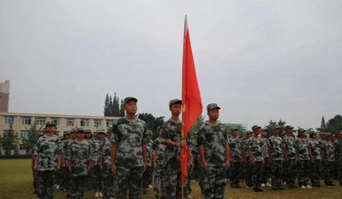 新津縣華潤(rùn)高級(jí)中學(xué)新生軍訓(xùn)