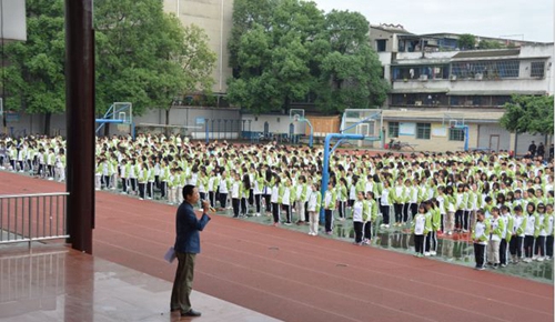 成都市新都區(qū)升庵中學操場集合