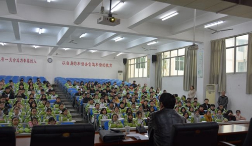 成都市新都區(qū)升庵中學普法講座
