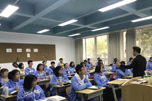 龍泉驛區(qū)新格林藝術高級中學文化課堂