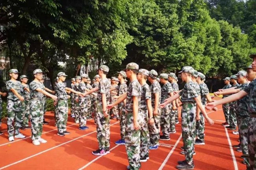 成都石室佳興外國語實驗學校新生軍訓2