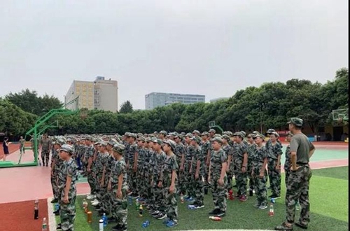成都石室佳興外國語實驗學校新生軍訓4