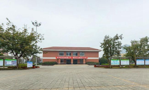 四川省崇慶中學(xué)校園廣場