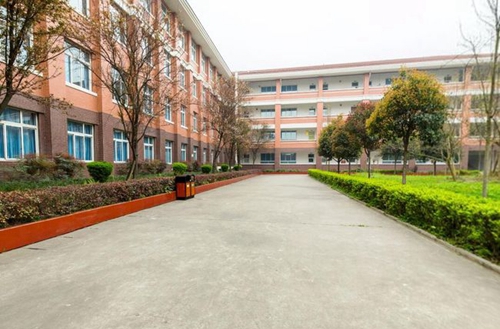 四川省崇慶中學(xué)校園一角