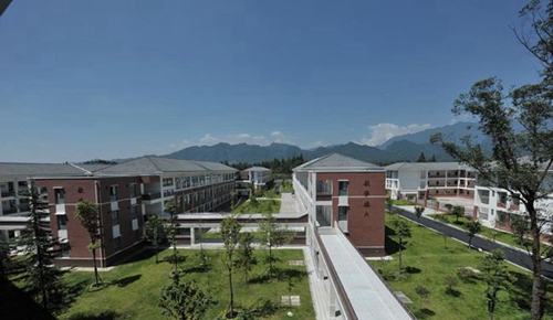 都江堰市青城山高級中學辦學規(guī)模 現(xiàn)有52個高中教學班,200多名教職工,在校高中學生2000多人,全住讀管理。 都江堰市青城山高級中學校園環(huán)境 學校占地148畝,面向岷江水,背靠青城山,左接都江古堰,右臨快鐵青城山站,依山傍水,烏語花香。教學樓