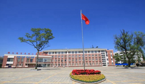 都江堰市青城山高級中學辦學規(guī)模 現(xiàn)有52個高中教學班,200多名教職工,在校高中學生2000多人,全住讀管理。 都江堰市青城山高級中學校園環(huán)境 學校占地148畝,面向岷江水,背靠青城山,左接都江古堰,右臨快鐵青城山站,依山傍水,烏語花香。升旗臺