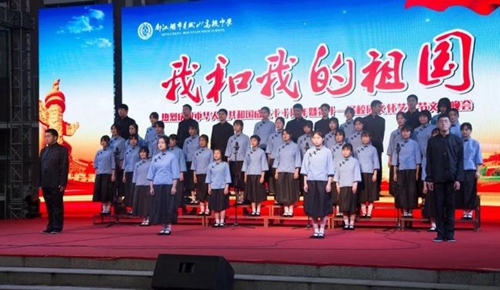 都江堰市青城山高級中學辦學規(guī)模 現(xiàn)有52個高中教學班,200多名教職工,在校高中學生2000多人,全住讀管理。 都江堰市青城山高級中學校園環(huán)境 學校占地148畝,面向岷江水,背靠青城山,左接都江古堰,右臨快鐵青城山站,依山傍水,烏語花香。文藝晚會
