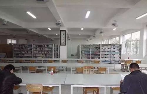 邛崍市平樂中學(xué)校圖書室