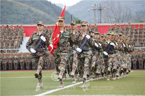 四川西南航空專修學(xué)院軍訓(xùn)匯報(bào)表演
