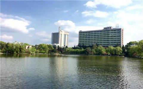 黑龍江旅游職業(yè)技術(shù)學(xué)院?jiǎn)握杏懈哞F乘務(wù)專業(yè)嗎
