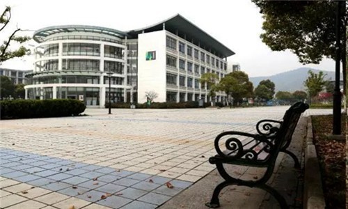 杭州汽車技工學校2023年是如何收費的?